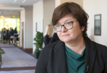 Spada zaufanie Polaków do państwa. Zbudowanie wiarygodności wymaga jasnej komunikacji ze społeczeństwem