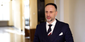 Sejm pracuje nad przepisami ograniczającymi spożycie alkoholu. Zmiany mogą wyeliminować z rynku piwa „zero” i być zagrożeniem dla małego handlu i gastronomii